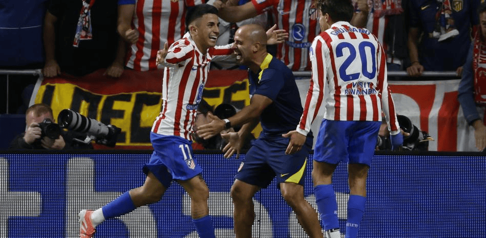 了他, 他接受了媒, 上前锋 了他, 他接受了媒, 上前锋